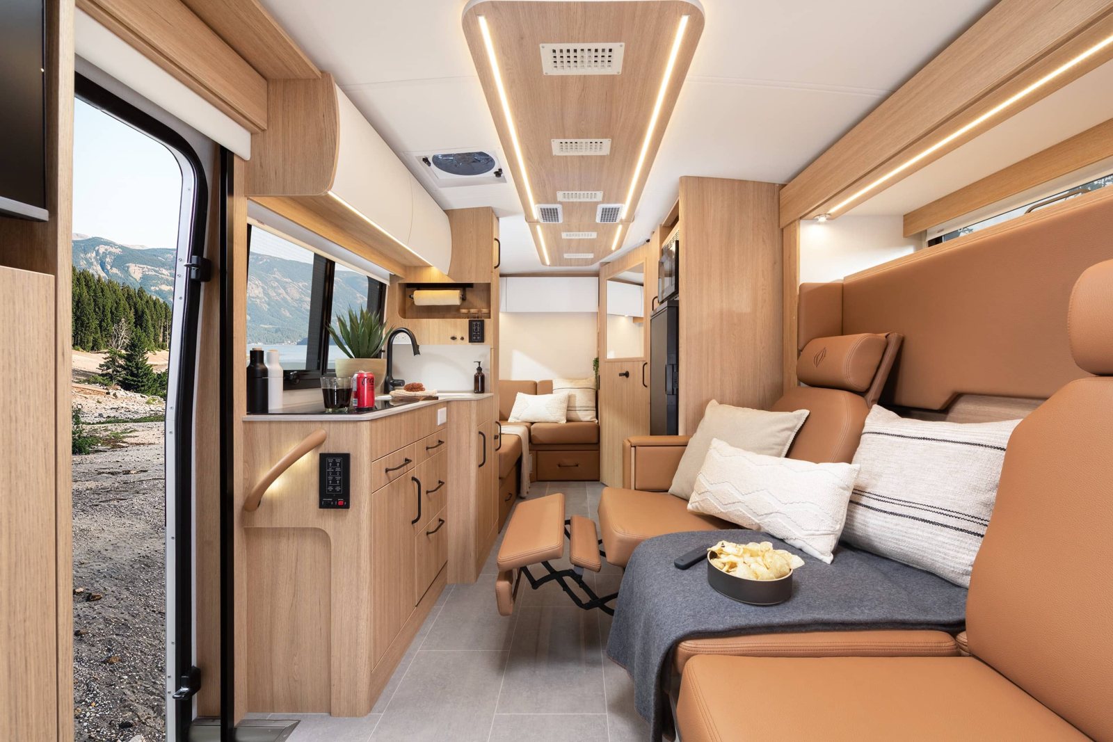 Leisure Travel Vans Wonder FX Motorhome
